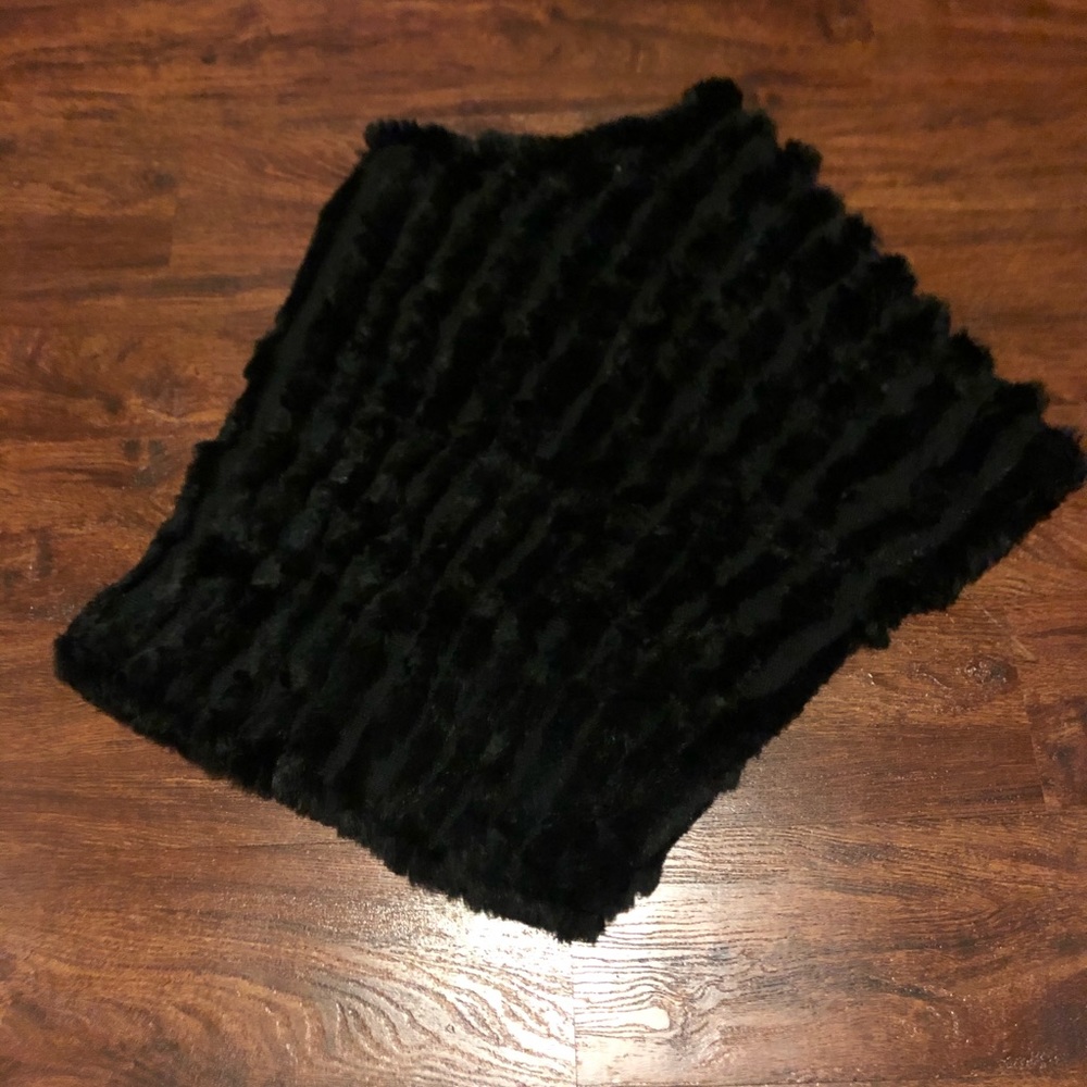 FOLIO Women’s Rabbit Fur Shawl - Picture 3 of 3
